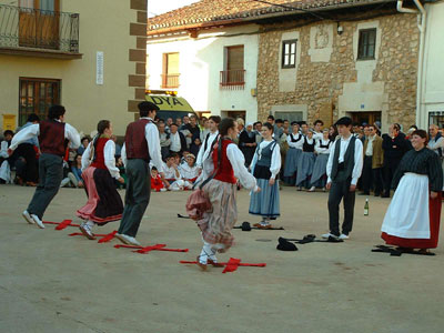 Dantzaris de Aramayona bailando la danza típica