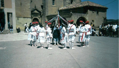 Dantzaris interpretando la danza típica de Laguardia