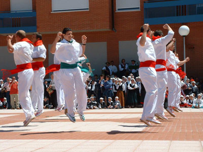 Dantzaris bailando la danza típica de Oyón