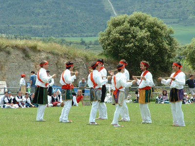 Dantzaris con la vestimenta t¨ªpica de este baile